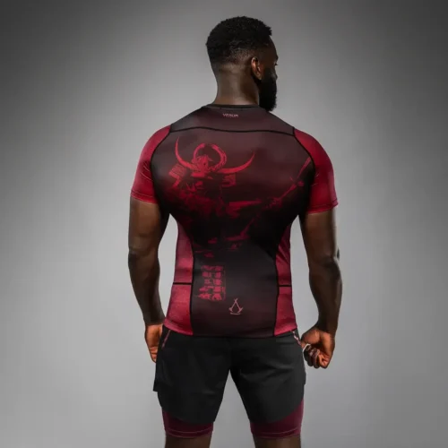 Venum Assassin’s Creed Shadows rashguard bordeaux zwart